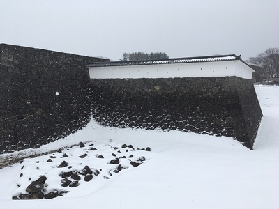 雪に埋もれてる石垣の崩落跡