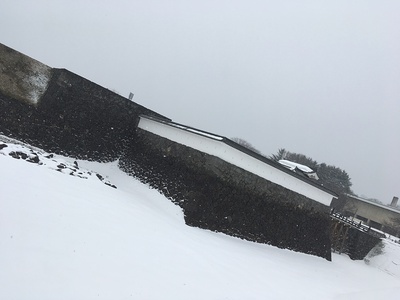 雪に埋もれてる本丸堀