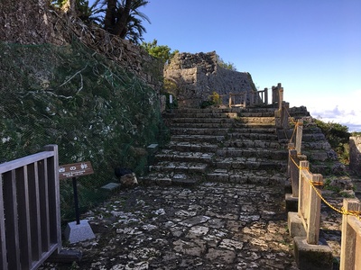 正門から南の郭への石段