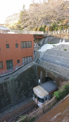 城址の地下を貫くトンネルを走る列車