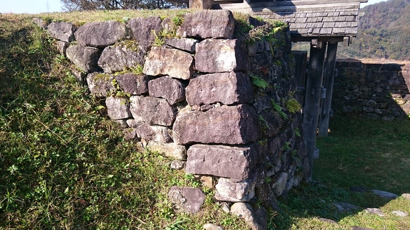 桝形門脇の石垣
