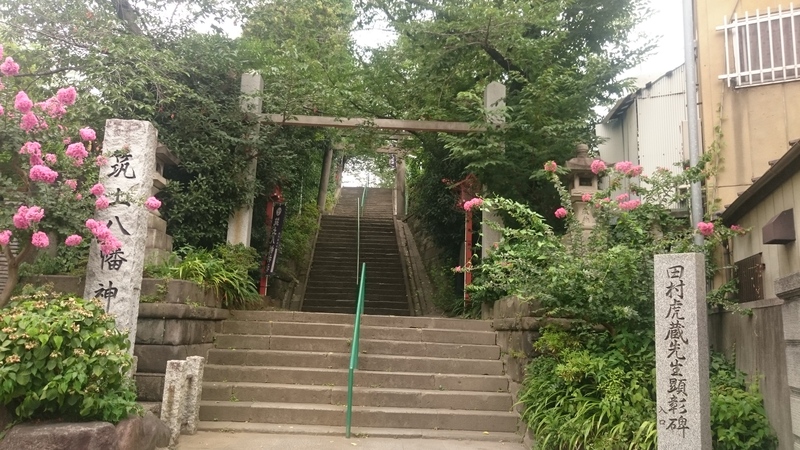 神社前の石階段