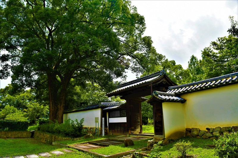 山崎藩陣屋門（紙屋門）と左右の土塀