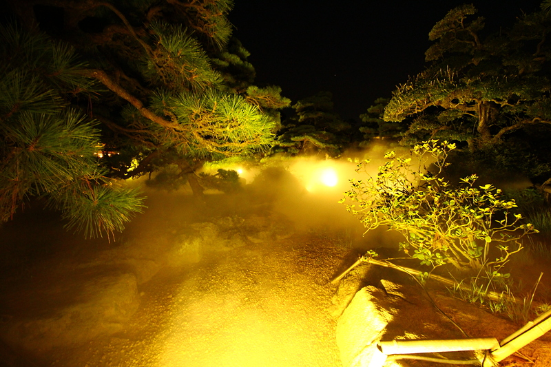 高松城 夜の庭園ミストシャワー