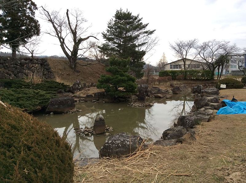 石垣と池