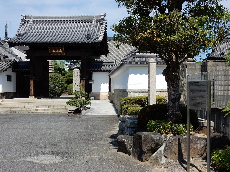 お寺の山門と石碑