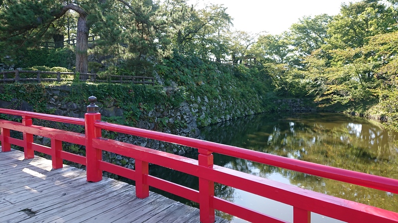 攻城団 弘前城の写真 赤い欄干と石垣