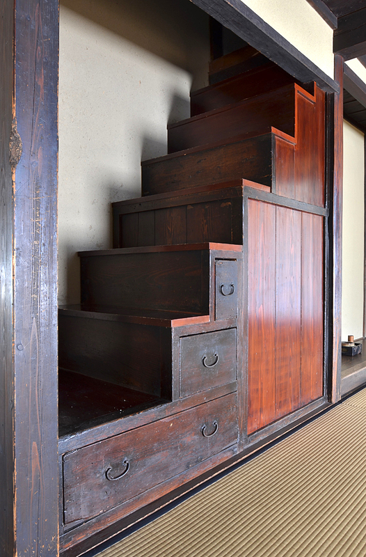 旧横田家住宅室内の箱階段