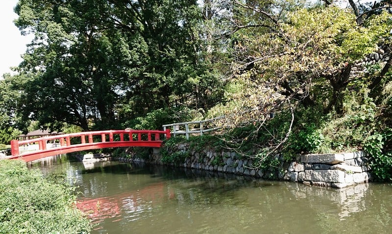 攻城団 神戸城の写真 内堀と赤い橋