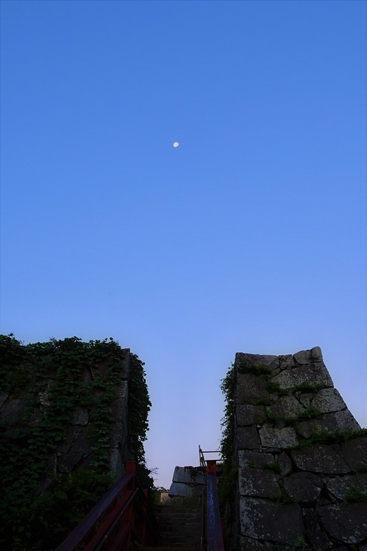 朝月と鉄御門跡石垣