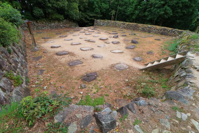 天主跡　内側石垣と礎石群を広角で[安土城]