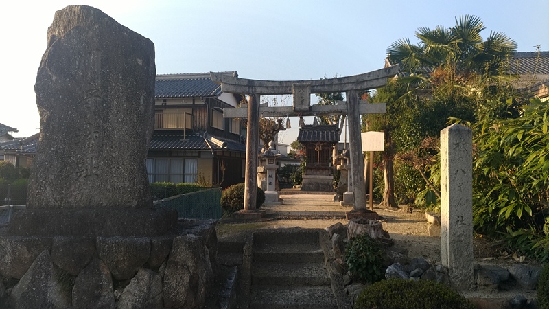 城址碑と神社