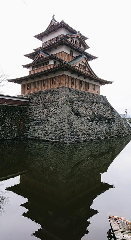 高島城の写真 天守と水面少しシルエット 攻城団