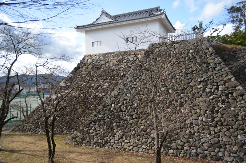 亀山城の写真 下見板張りから漆喰になった多聞櫓と高石垣 攻城団