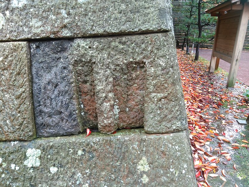 石垣に残る門の跡