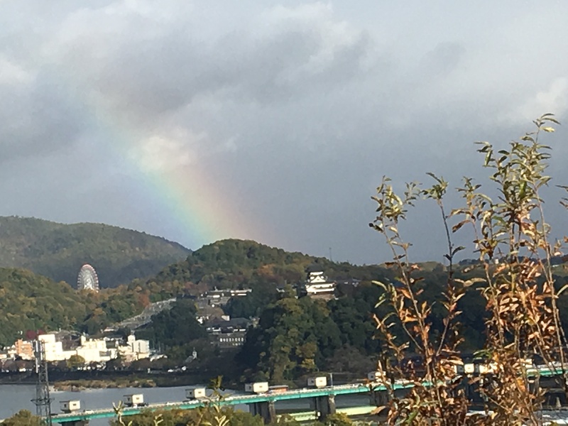 展望台からの犬山城。雨上りの虹が架かっています。