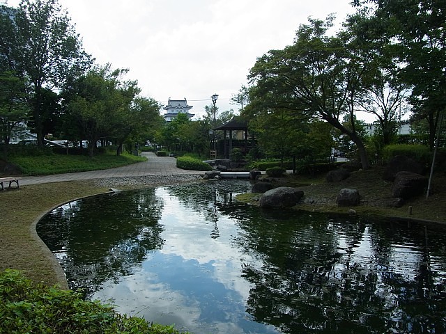 行田市役所脇の「浮城の径《みち》」から見た模擬天守