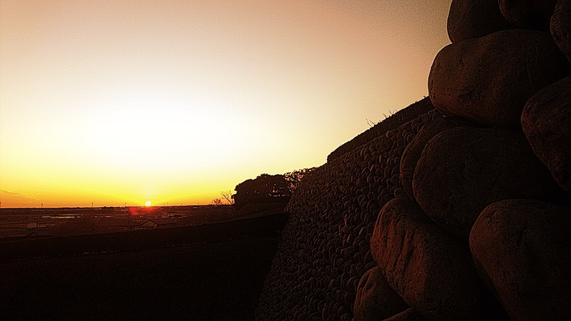横須賀城の写真 夕日を背景に 攻城団