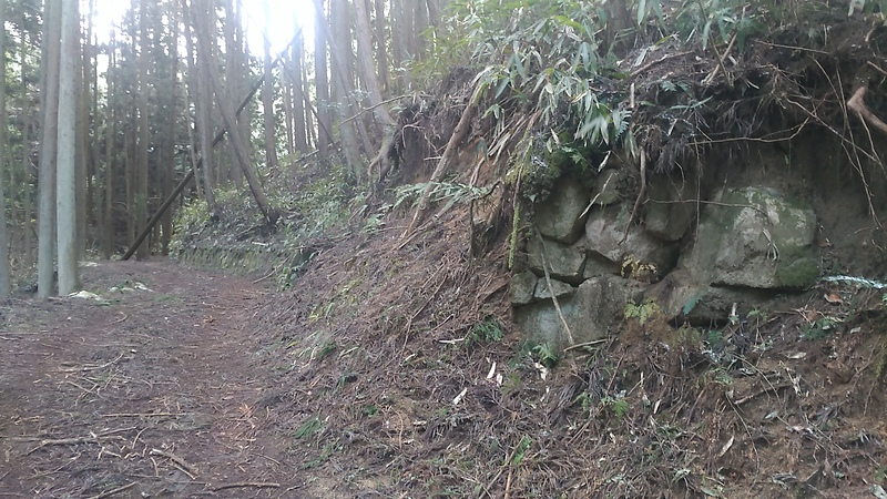 登城路途中の石積