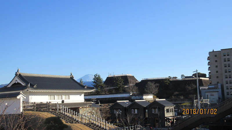 新春の甲府城と富士山
