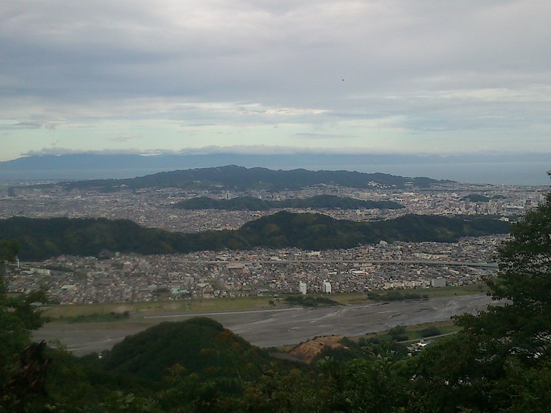 安倍川、静岡市街地を望む