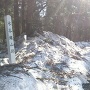 残雪が残る城跡への入口（37.941273,139.429723）