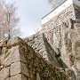 自然岩を取り込んだ石垣