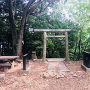 本丸、御岳神社の鳥居と案内板