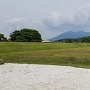 本丸跡から見た宝篋山と筑波山（左奥）