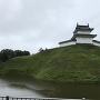 雨の二ノ丸からの清明台櫓と土塁