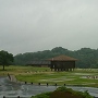 雨の鼓楼と米倉