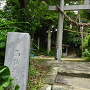 石碑と本曲輪跡にある諏訪神社