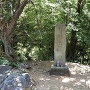 小さな神社に立つ 城址の石碑