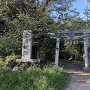 稲荷神社前の石碑