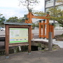 小城藩邸正門前の石橋と説明板