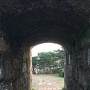二の郭アーチ門内から城外の眺め