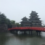 雨の中の松本城