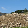 グスク横の工事現場の掘り返した土石越しの城跡