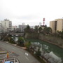 近隣ホテルの窓から福井城跡を臨む