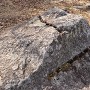 石切場跡の八畳岩。