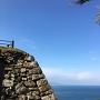 洲本城の石垣と海