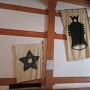 左・奥羽列藩同盟旗、右・白地黒釣鐘旗