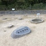 井戸跡と礎石跡