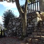 七曲門跡の石段と外から向かって左側の石垣