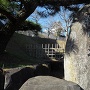 掛川城公園の石碑越しに望む二の丸あたり
