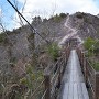 麿崖仏が見える山への吊橋
