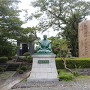 屋敷跡にある三成像と出生地の碑