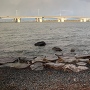 波打ちぎわの石垣と近江大橋