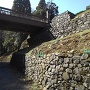 城山川から見上げる曳き橋あたりの石垣