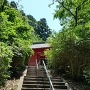 急な階段と住吉神社赤門